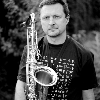 Foto 1: Maciej Sikała – medzi yassom a jazzom