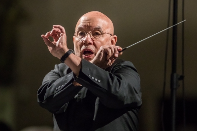 Foto 1: Dennis Russell Davies: "Orchestre si musia rozširovať repertoár a poskytovať publiku nové zážitky."