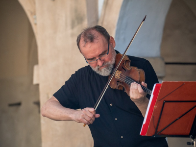 Photo: The strings are playing