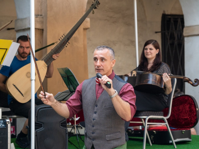 Photo: The strings are playing