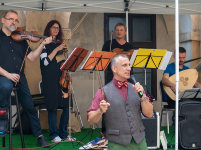 Photo: The strings are playing