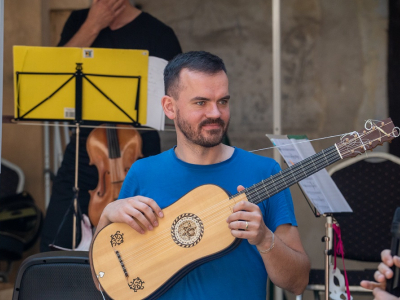 Photo: The strings are playing